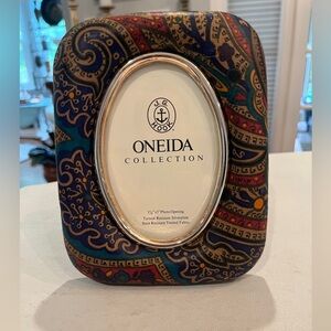 Vintage Oneida puffy Paisley chinz oval style Frame. GUC! So retro!